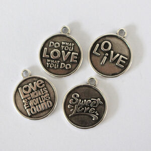 Anhänger “Love” 20mm silberfarbig