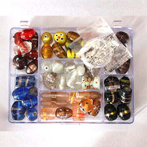 Glasperlen-Set in Rechteckdose, ca. 150 Gramm je Dose, inkl. Zubehör