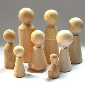 Figurenkegel aus Holz, verschiedene Formen und Größen